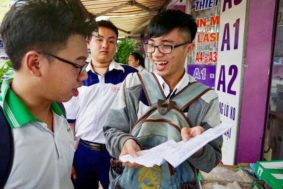 Kỳ thi THPT Quốc gia: Đề thi Anh văn "dễ thở" nhưng khó đạt điểm 7, 8 ảnh 1