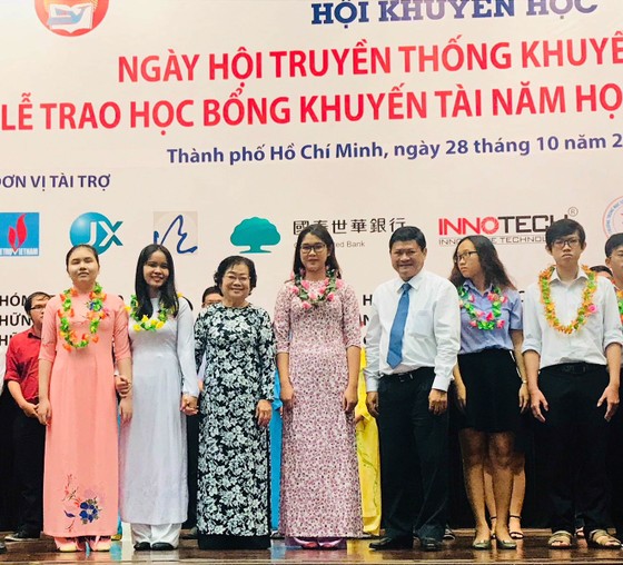 TPHCM: Trao hơn 1,8 tỷ đồng học bổng cho sinh viên có hoàn cảnh khó khăn ảnh 1