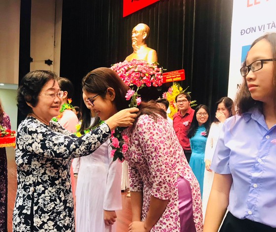 TPHCM: Trao hơn 1,8 tỷ đồng học bổng cho sinh viên có hoàn cảnh khó khăn ảnh 2