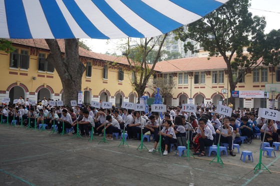 Hơn 800 thí sinh tham dự kỳ thi giải toán trên máy tính cầm tay cấp thành phố năm học 2018-2019 ảnh 1