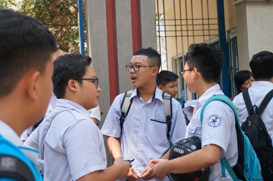 Đề Toán chuyên lớp 10 Trường Phổ thông năng khiếu được điều chỉnh ngay trong giờ thi ảnh 2