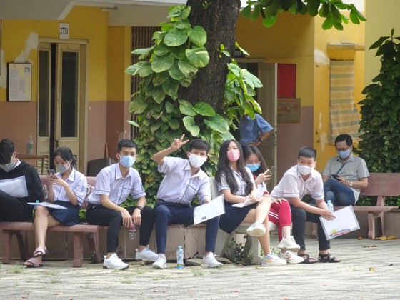 Thí sinh TPHCM có mặt sớm, phấn khởi làm thủ tục dự thi tốt nghiệp THPT ảnh 2