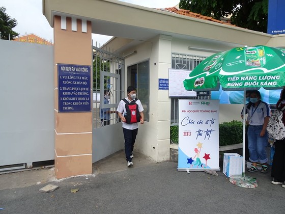 TPHCM: Nhiều thí sinh phấn khởi với đề thi môn Ngữ văn về 'trân trọng giá trị cuộc sống' ảnh 1