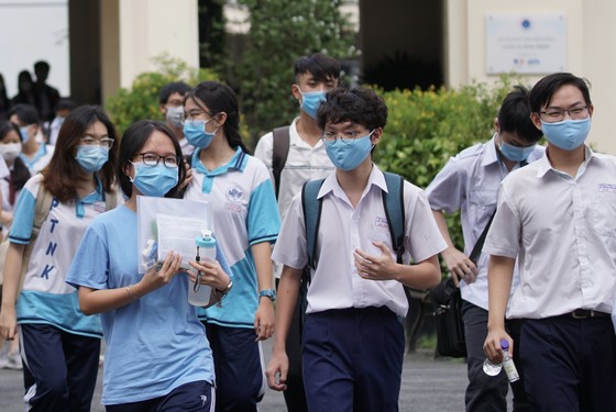 TPHCM: Nhiều thí sinh phấn khởi với đề thi môn Ngữ văn về 'trân trọng giá trị cuộc sống' ảnh 3