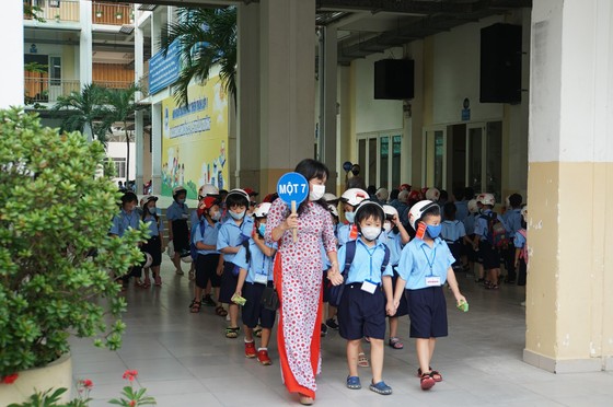 TPHCM: Học sinh lớp 1 phấn khởi trong ngày tựu trường năm học mới ảnh 4
