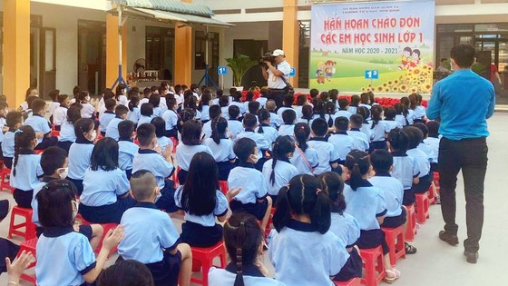 TPHCM: Học sinh lớp 1 phấn khởi trong ngày tựu trường năm học mới ảnh 3