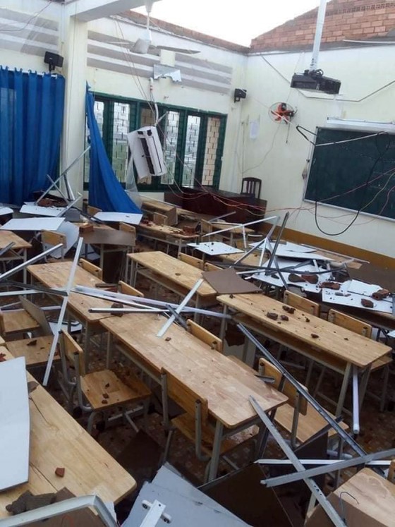 Trường THPT Bình Phú cho học sinh nghỉ học 2 ngày do bị tốc mái sau cơn mưa lớn chiều 31-10 ảnh 2