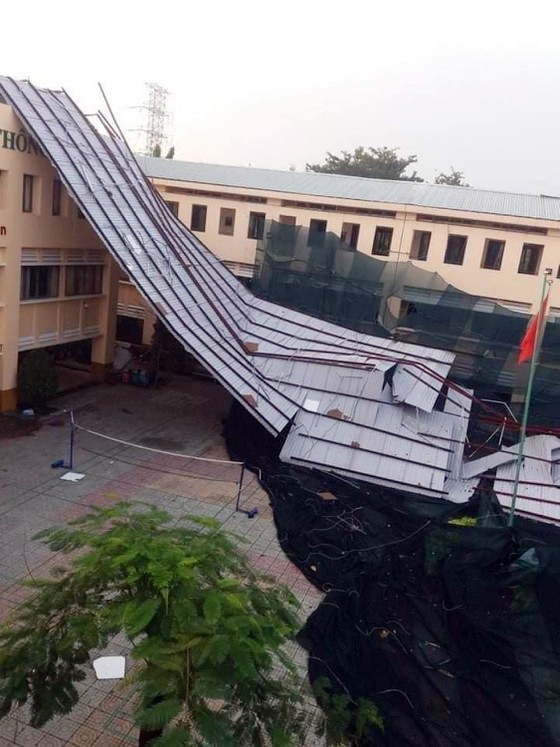 Trường THPT Bình Phú cho học sinh nghỉ học 2 ngày do bị tốc mái sau cơn mưa lớn chiều 31-10 ảnh 1