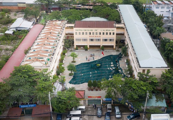Nhanh chóng khắc phục sự cố tốc mái ở Trường THPT Bình Phú ảnh 4