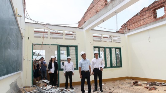 Nhanh chóng khắc phục sự cố tốc mái ở Trường THPT Bình Phú ảnh 2