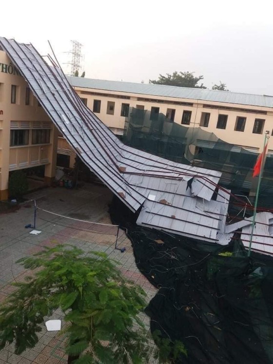 Phó Chủ tịch UBND TPHCM Võ Văn Hoan chỉ đạo khẩn trương khắc phục sự cố tại Trường THPT Bình Phú ảnh 1