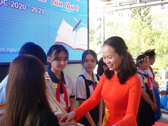 Học sinh trưởng thành hơn qua hai hội thi 'Văn hay chữ tốt' và 'Lớn lên cùng sách' ảnh 2