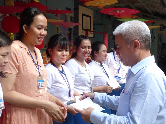 TPHCM: Trao 80 phần quà tết cho cán bộ, giáo viên, nhân viên có hoàn cảnh khó khăn, không có điều kiện về quê đón tết ảnh 2