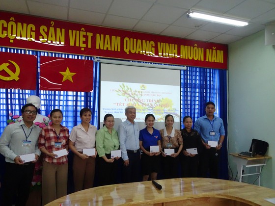 TPHCM: Trao 80 phần quà tết cho cán bộ, giáo viên, nhân viên có hoàn cảnh khó khăn, không có điều kiện về quê đón tết ảnh 3