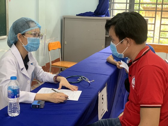 Hơn 17% học sinh chưa có SGK, TPHCM gia hạn thời gian giao SGK đến ngày 15-9 ảnh 1