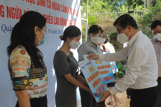Quận 10: Hỗ trợ chi phí sinh hoạt cho 140 học sinh có hoàn cảnh khó khăn do ảnh hưởng của dịch Covid-19 ảnh 1