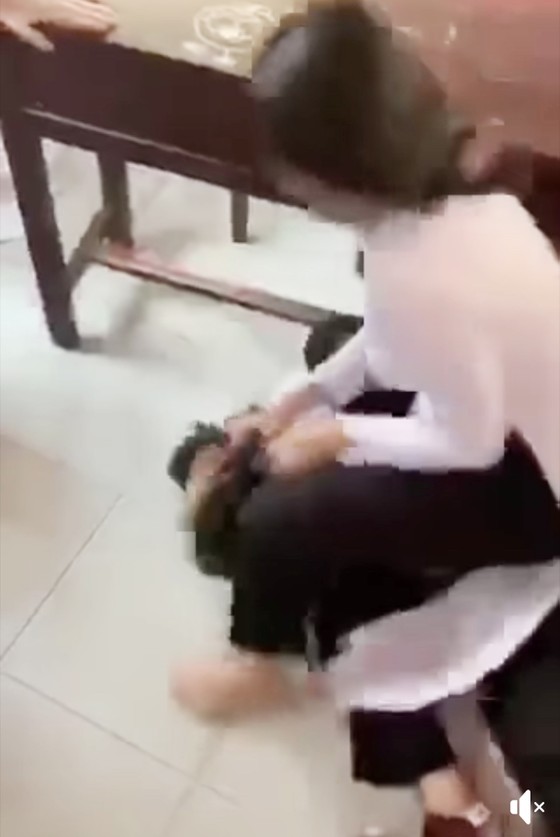 Tạm đình chỉ 4 học sinh đánh nhau tại lớp học ở Bến Tre ảnh 2
