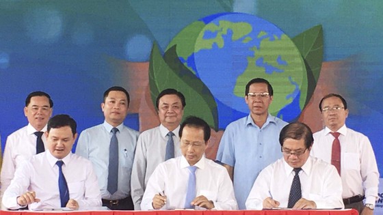 Phó Thủ tướng Thường trực Chính phủ dự lễ phát động trồng 10 triệu cây xanh tại Bến Tre ảnh 1