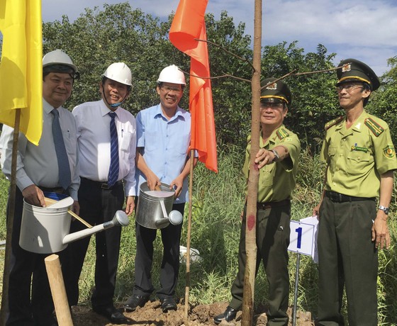 Phó Thủ tướng Thường trực Chính phủ dự lễ phát động trồng 10 triệu cây xanh tại Bến Tre ảnh 2