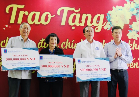Chủ tịch Quốc hội dự lễ trao quà cho hộ nghèo tại Bến Tre ảnh 1