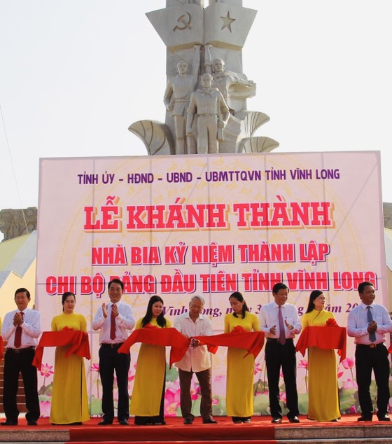 Khánh thành Nhà bia kỷ niệm thành lập Chi bộ Đảng đầu tiên tỉnh Vĩnh Long ảnh 1