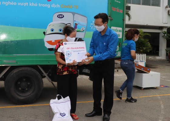 CEP trao quà cho hơn 625 lao động nghèo ảnh 1