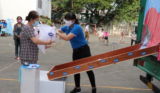 CEP trao quà cho hơn 625 lao động nghèo ảnh 2