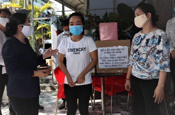Lãnh đạo Thành ủy TPHCM thăm công nhân và chủ nhà trọ ảnh 2