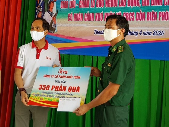 CEP tặng quà 500 công nhân bị mất việc làm ảnh 2