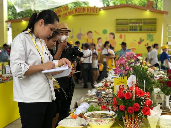 Sôi nổi hội thi nấu ăn 'Bữa ăn gia đình Việt' ảnh 3