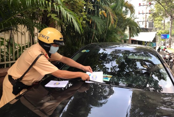 Dán thông báo phạt nguội phương tiện dừng, đậu xe trái phép ảnh 1
