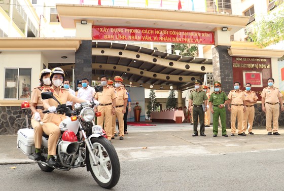 Dán thông báo phạt nguội phương tiện dừng, đậu xe trái phép ảnh 2