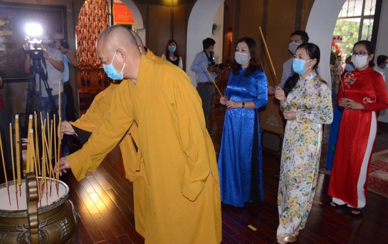 Lãnh đạo TPHCM dâng hương, dâng hoa tưởng nhớ Chủ tịch Tôn Đức Thắng ảnh 3
