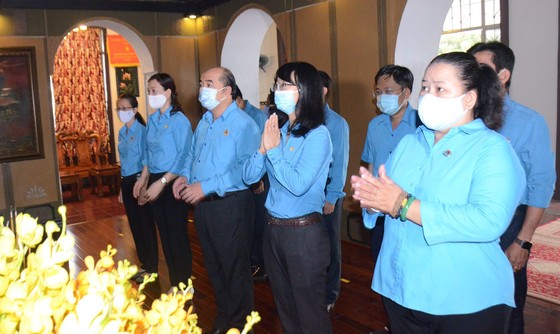 Lãnh đạo TPHCM dâng hương, dâng hoa tưởng nhớ Chủ tịch Tôn Đức Thắng ảnh 2