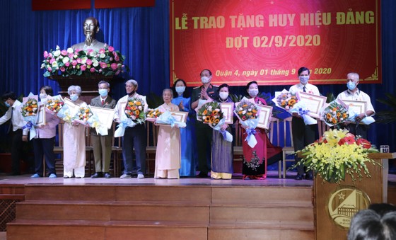 Quận 4 trao Huy hiệu Đảng đợt 2-9 ảnh 2