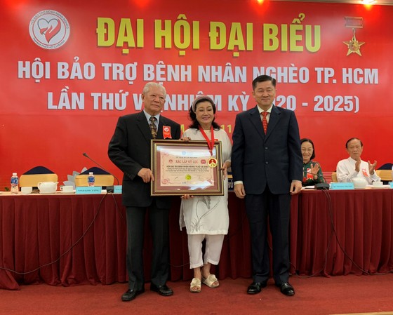 Nhân niềm vui, hạnh phúc cho bệnh nhân nghèo ảnh 1