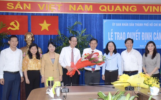 Trao quyết định phê chuẩn đồng chí Lê Văn Chiến giữ chức Chủ tịch UBND quận 4 ảnh 1