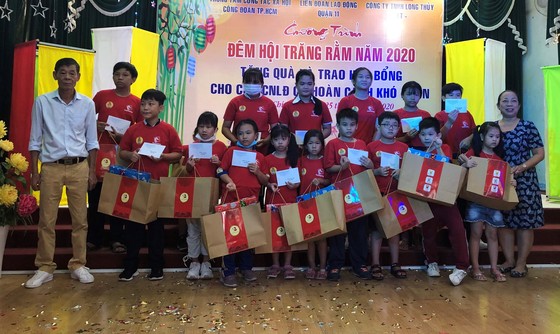 Suất học bổng đặc biệt tặng cô bé “chim cánh cụt” ảnh 1