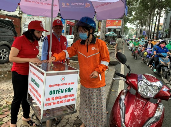 Hội Chữ thập đỏ TPHCM vận động quyên góp, hỗ trợ đồng bào miền Trung ảnh 3