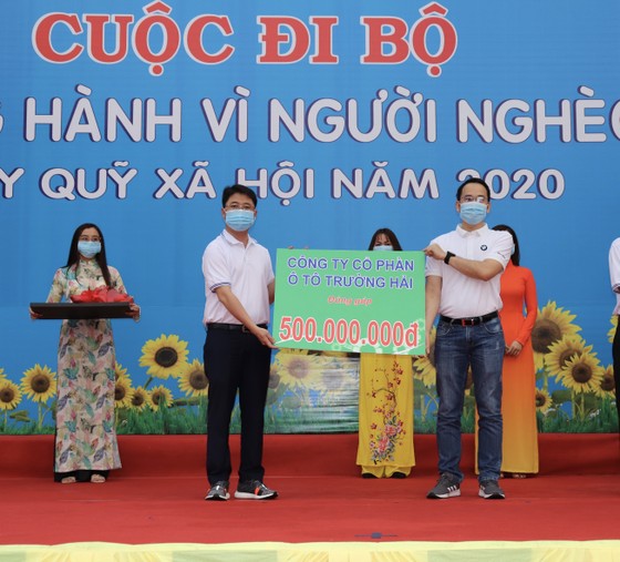 4.000 người đi bộ ủng hộ hơn 8,6 tỷ đồng chăm lo người nghèo ảnh 3