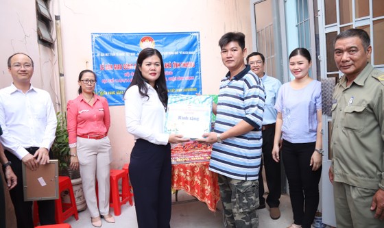 Trao 3 căn nhà tình thương cho người nghèo ảnh 1