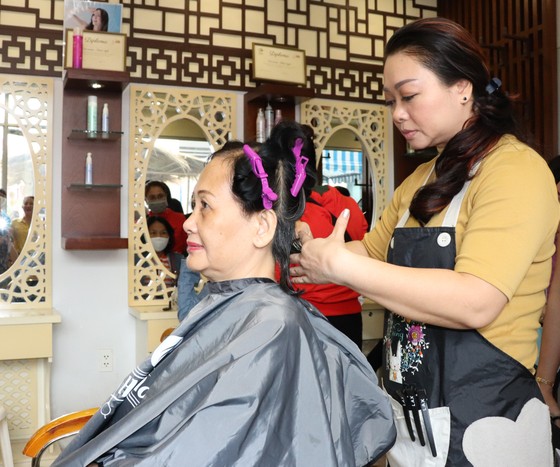 Phụ nữ khó khăn làm đẹp đón tết ảnh 2