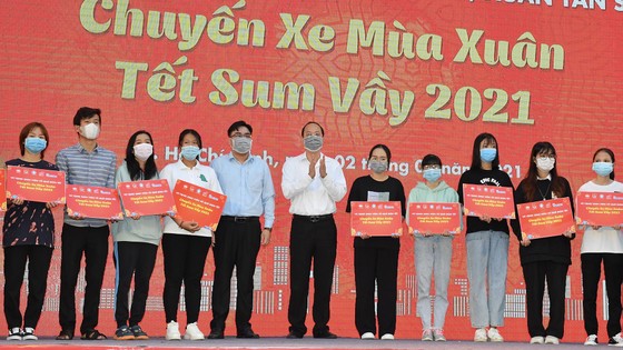 Chuyến xe mùa xuân đưa hơn 3.800 sinh viên, người lao động về quê ăn tết ảnh 2