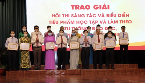Quận Phú Nhuận tuyên dương 115 gương điển hình học tập Bác ảnh 2