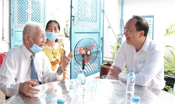 Đồng chí Nguyễn Hồ Hải trao Huy hiệu Đảng cho đảng viên cao tuổi tại quận 6 ảnh 4