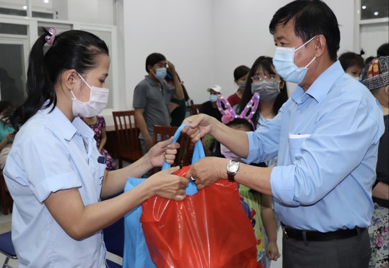 Trao quà 70 nữ công nhân có hoàn cảnh khó khăn ảnh 1
