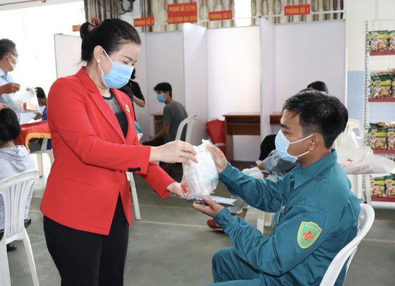 Phiên chợ nhân đạo cho người dân bị ảnh hưởng dịch Covid-19 ảnh 2