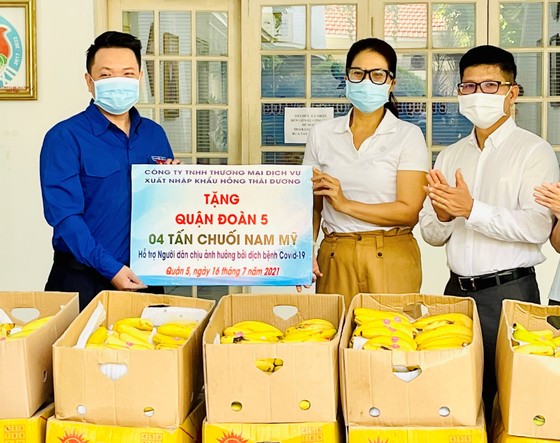 Nhiều cá nhân đơn vị thăm, tặng quà các khu cách ly ảnh 5