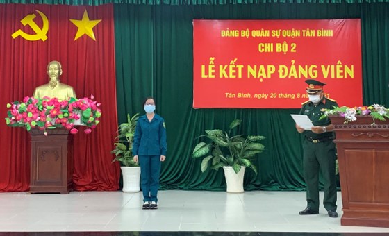 Kết nạp Đảng quần chúng tích cực tại tuyến đầu chống dịch ảnh 1