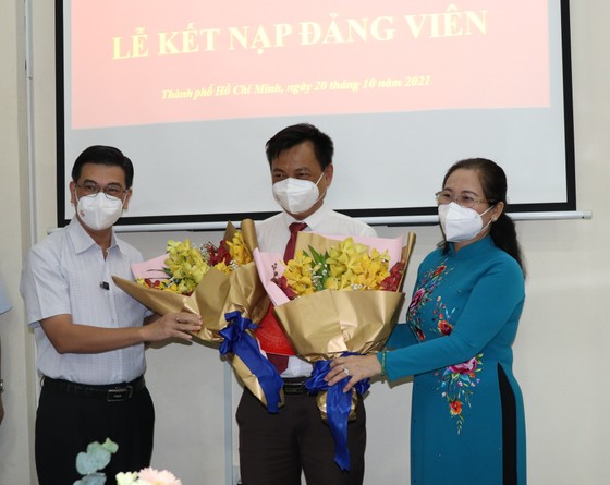Chi bộ HĐND TPHCM kết nạp đảng viên mới ảnh 1